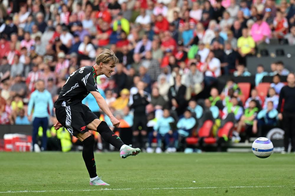 米体：卡利亚里门将卡普里莱受到了多家豪门俱乐部青睐